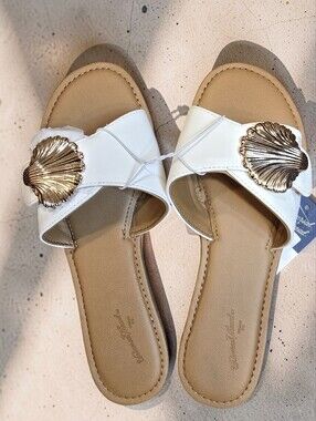 Universal Thread Gold Shell Flat Slip On Sandals NWT 9